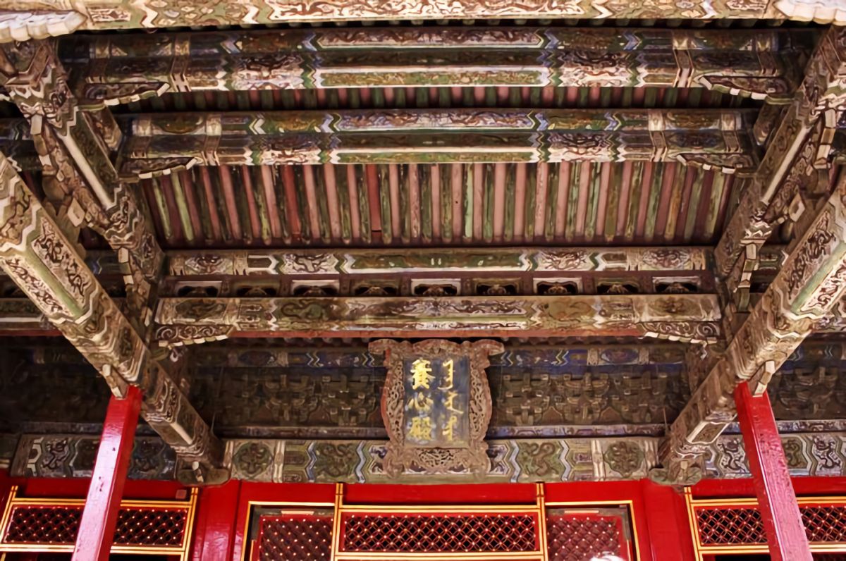 ▲北京故宮養心殿在進行修繕過程中，意外發現兩份乾隆24年的清宮春節晚會節目單，這批節目單距今已260年。 (圖 / 翻攝自香港商報)