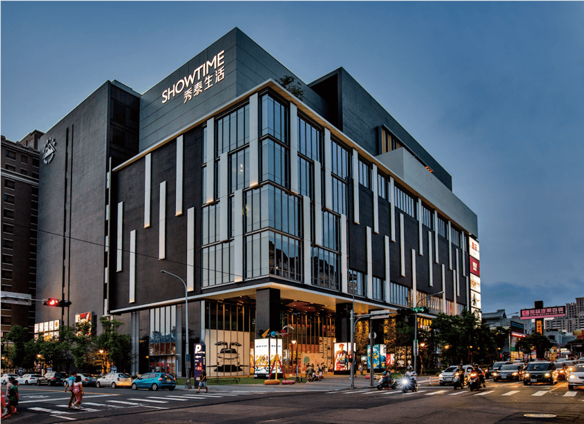  ▲該案位於文心路與南屯路十字軸線上，10分鐘步行生活圈內包含了秀泰影城、Costco及文心森林公園的大面積綠地，兼具繁華機能與樂活綠意。(圖/公關照片)