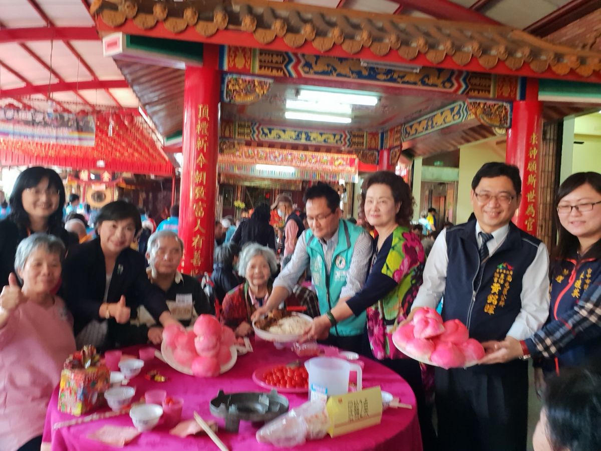 ▲全成社會福利基金會辦歲末圍爐，副市長楊瓊瓔與市議員張耀中扮總鋪師上菜。（圖／金武鳳攝，2019.1.11)