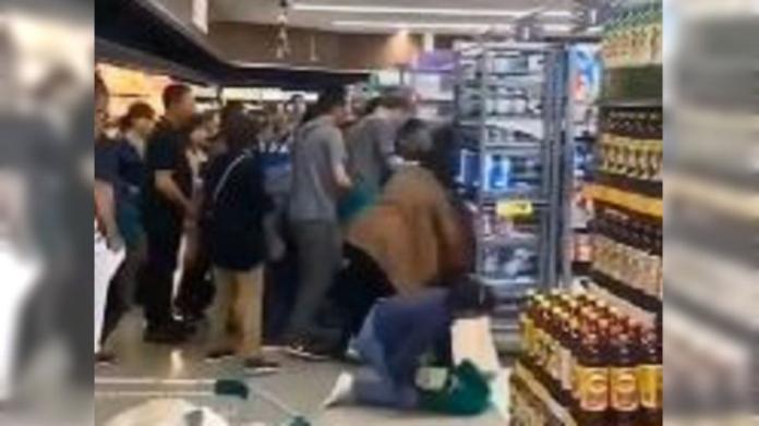 澳洲墨爾本Woolworths超市裡，大批華人擠在貨架前，瘋狂搶購奶粉。（圖／翻攝YouTube影片）