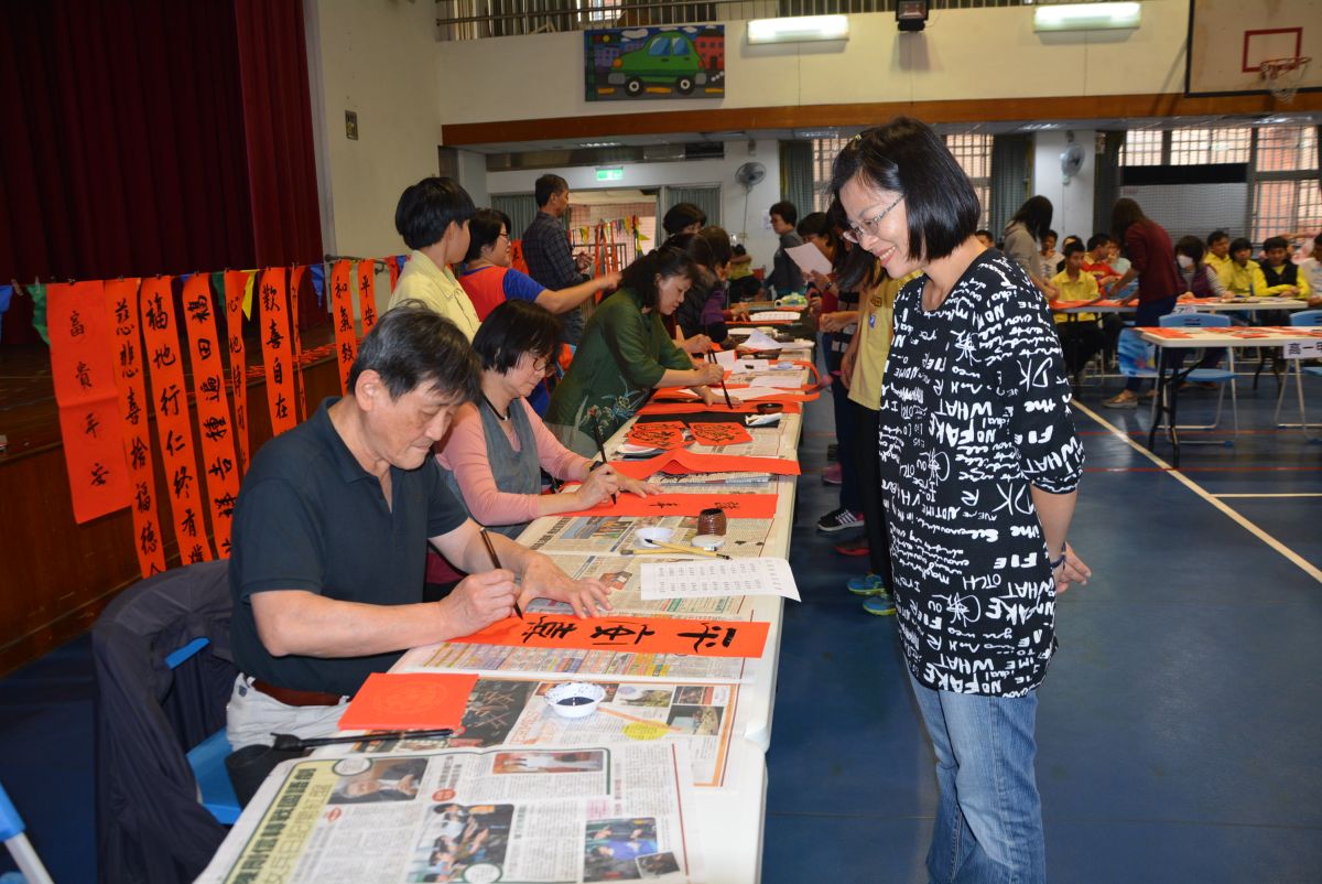 ▲沈燕誠校長(左1)與許碧雲校長(左2)帶領嘉特書法社社員現場揮毫。（圖／記者郭政隆攝影2019.1.12）