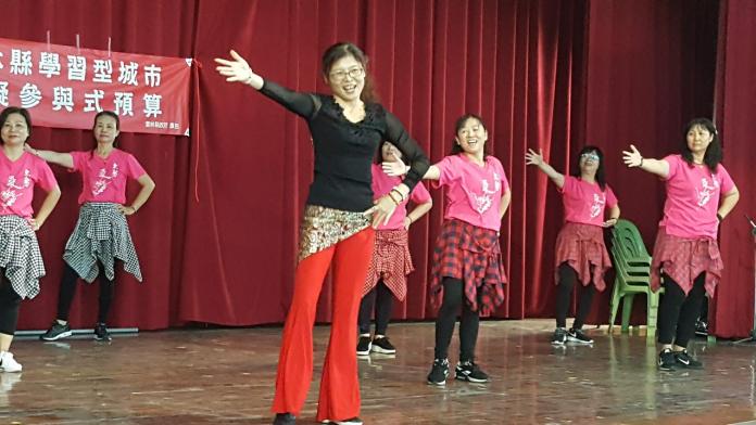 ▲婦女志工們精彩的歌舞表演，陪伴長輩度過溫馨又健康的一天。（圖／記者蘇榮泉攝，2019.01.11）