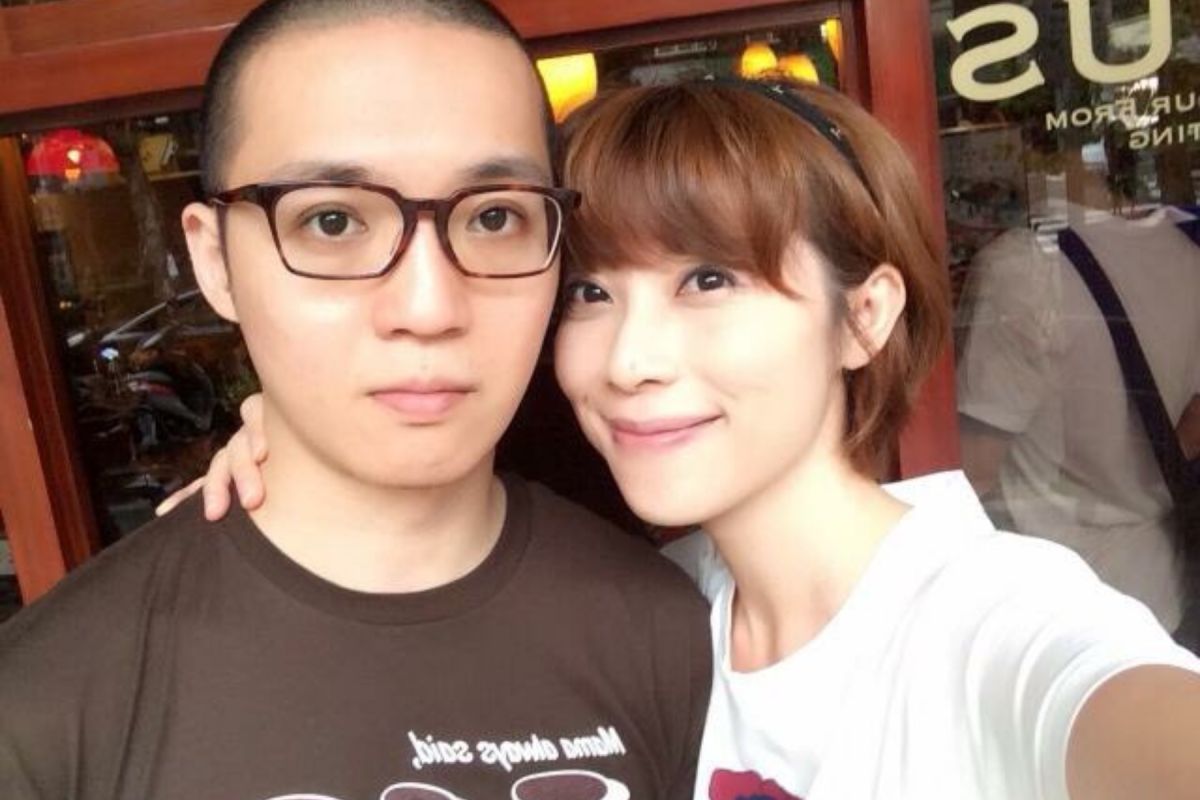  ▲貴婦奈奈（右）過去靠高學歷人設與通暢文筆贏得百萬部落客大獎，有100萬元獎金。她也因與黃博健（左）的姐弟戀出書走紅，風光作家如今淪通緝犯，近日終於表態想回台灣投案。（圖／翻攝自臉書）