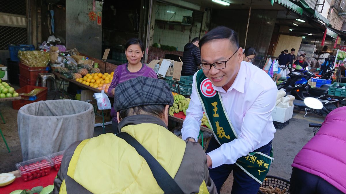 ▲立委候選人王義川徒步掃街拜票 (圖／柳榮俊攝2019.1.12)