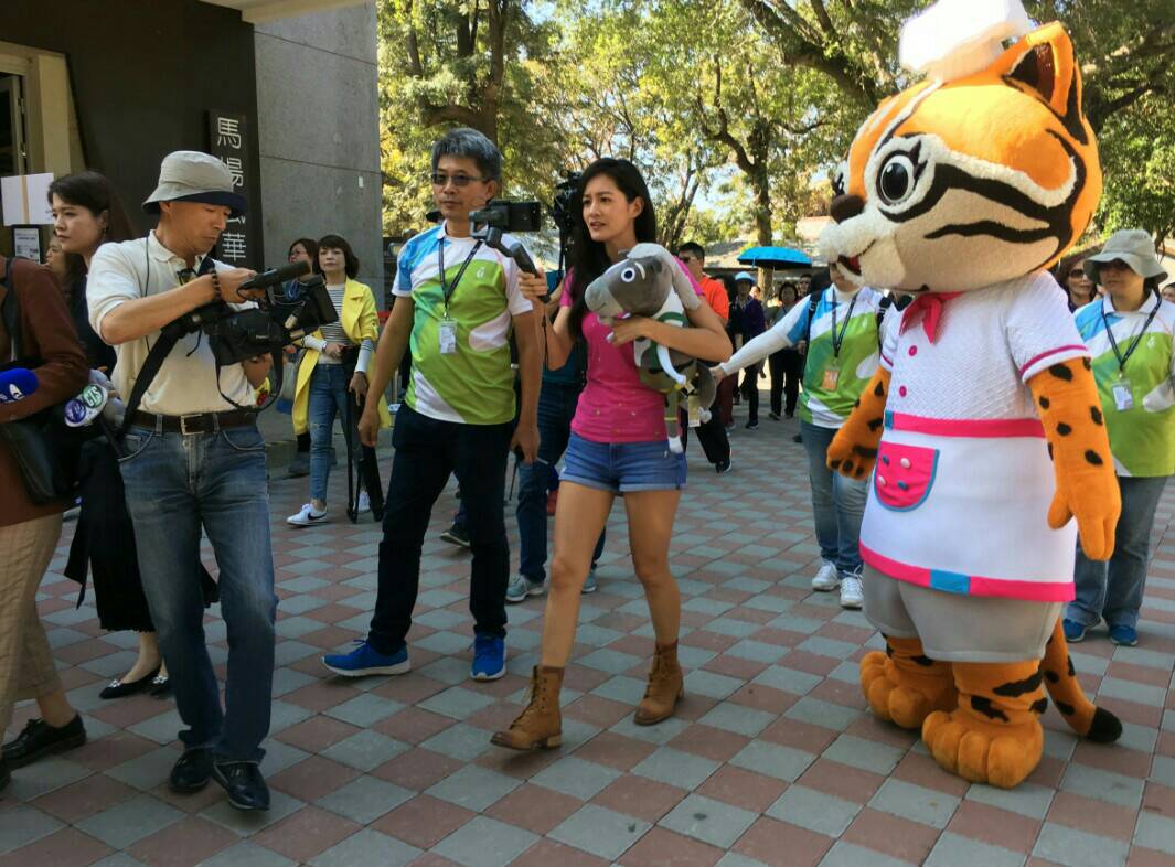 ▲知名旅遊節目主持人Janet參觀花博，開直播與粉絲互動 (圖／柳榮俊攝2019.1.12)