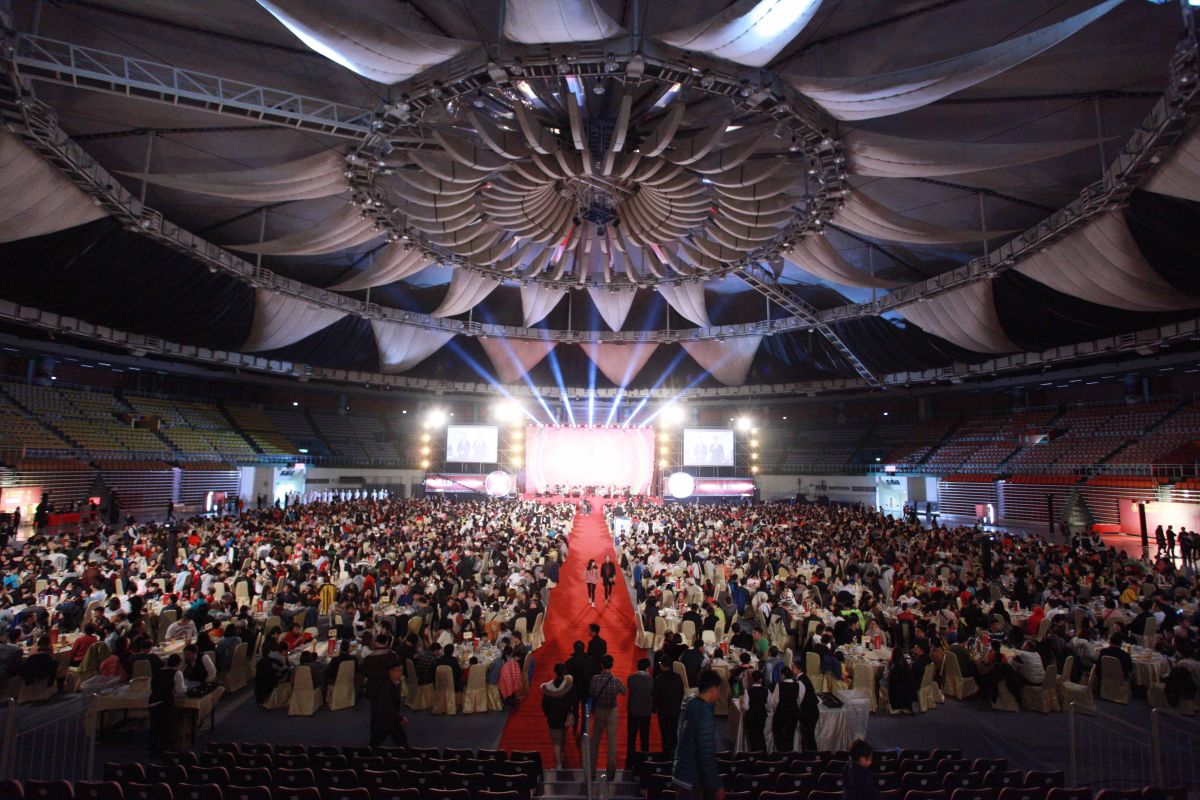 ▲業界的唯一創舉，桃大機構已經連續16年舉辦感恩餐會；今年更大手筆租下桃園巨蛋，席開近300桌宴請旗下住戶。（圖／記者李春台攝, 2019.01.12）