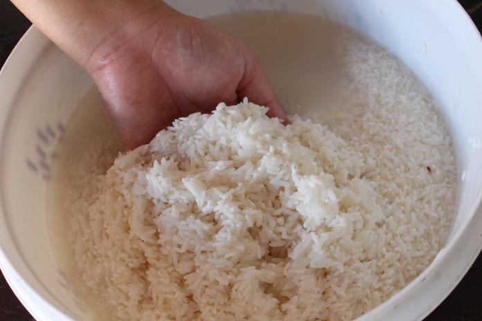 洗米水可以洗臉嗎？食藥署發文指出，洗米水內含微生物、細菌或不純物，恐傷害肌膚。（圖／擷取自pixabay）