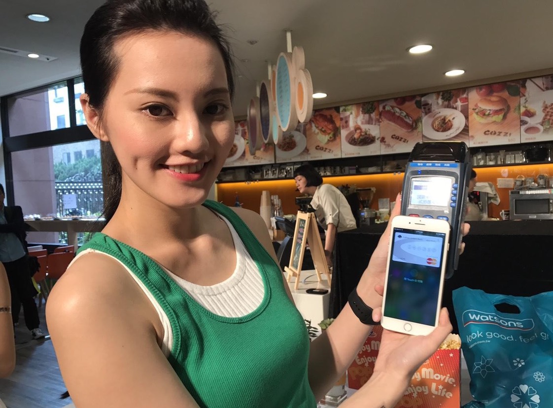 ▲國內行動支付越來越盛行，Apple Pay綁定人數也持續增加，銀行分析發現，Apple Pay男性接受度遠高出女性1.5倍，40歲以下者占了近7成，使用交易類別則以「交通運輸」為最多。（圖／NOWnews資料照）