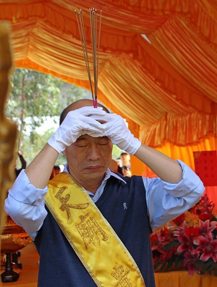 ▲韓國瑜赴阿蓮天廟祈求市民平安健康、萬事亨通一切順利。(圖/記者郭凱杰翻攝2019.01.13)