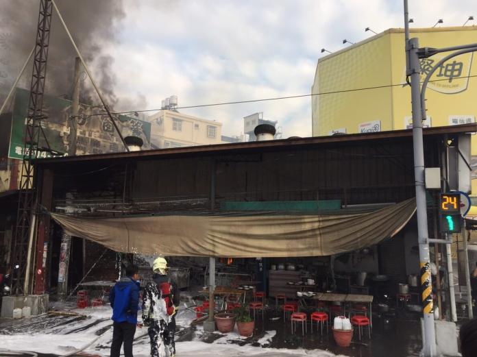 影／爌肉飯名店驚傳大火　延燒到隔壁窗簾店
