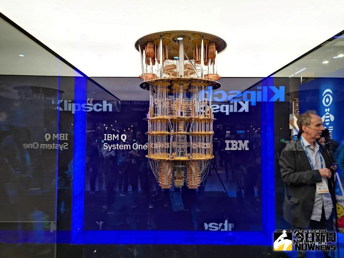 ▲電腦產品要吸引世人的眼光並不容易，但 IBM 做到了；這次 CES 2019 展覽中，IBM 秀出發展更完善的量子電腦 – Q System One，據悉是針對科學與商用設計所設計的。（圖／記者劉士成攝。2019.01.10）