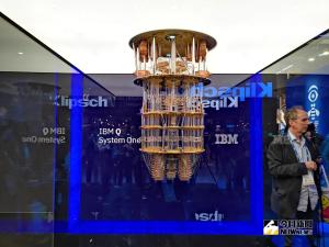 ▲電腦產品要吸引世人的眼光並不容易，但 IBM 做到了；這次 CES 2019 展覽中，IBM 秀出發展更完善的量子電腦 – Q System One，據悉是針對科學與商用設計所設計的。（圖／記者劉士成攝。2019.01.10）