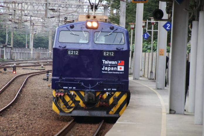 ▲鐵與日本南海電鐵合作推出彩繪列車， 1 月 16 日起開始運行。（圖／台鐵）