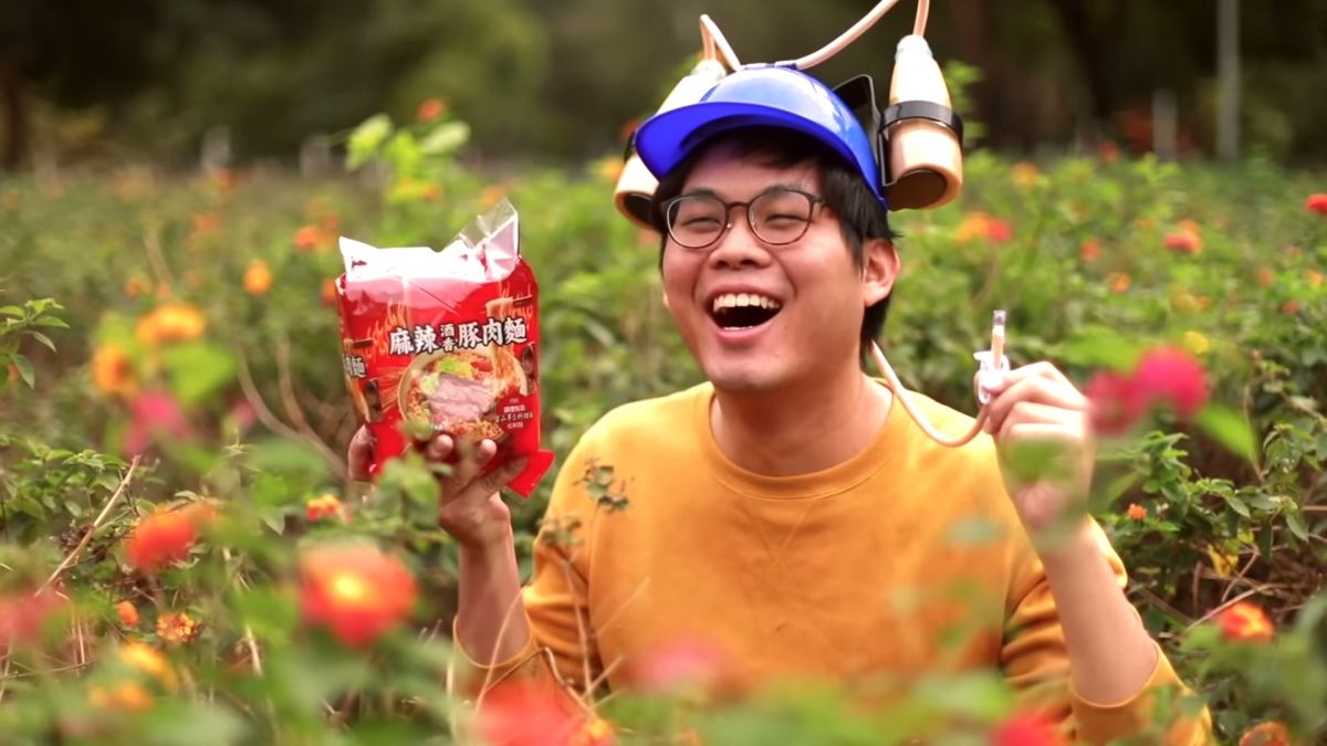 ▲人氣Youtuber「星期天」新影片爆紅，新款泡麵「台酒麻辣酒香豚肉麵」意外受到矚目。（圖／翻攝自星期天Youtube）