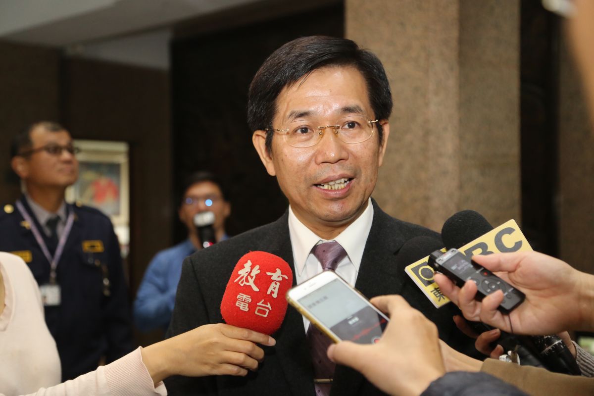 潘文忠今（14）日稍早返回教育部，表示期望繼續借重范巽綠的才能，推動新課綱穩定上路。（圖／教育部提供）