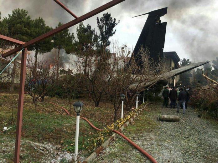 一架從吉爾吉斯起飛的波音707貨機，在德黑蘭郊區墜機，機上載有10人。（圖／翻攝網路）