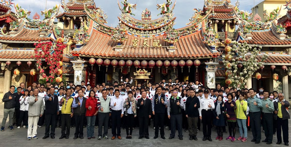 ▲國立東石高中應屆畢業學生在師長及家長會帶領下，一起到朴子配天宮祈福。（圖／東石高中提供, 2019.01.14）
