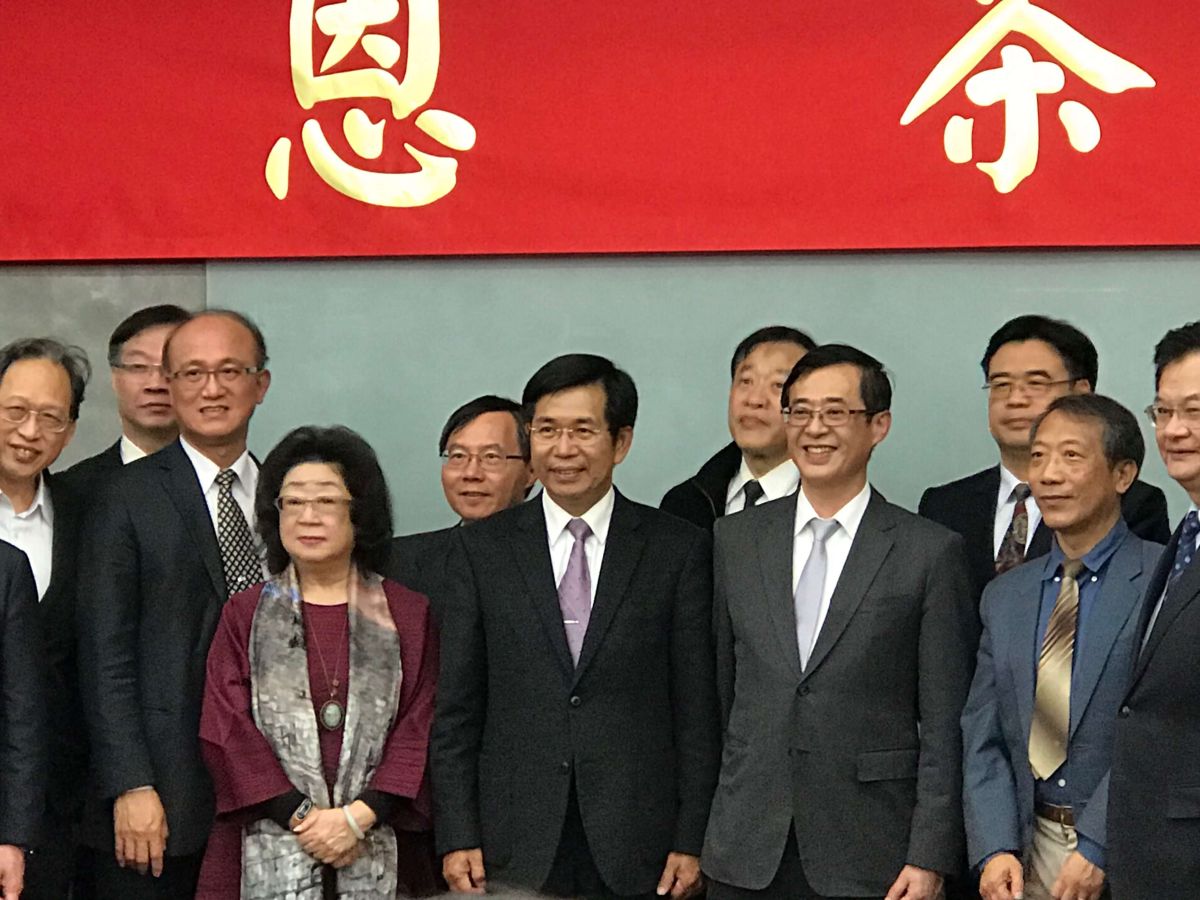 教育部政務次長范巽綠（前排左一）確定留任，將協助教育部長潘文忠（中）共推新課綱，另一位政務次長姚立德（前排左二）則將返回北科大任教。（圖／記者許維寧攝）