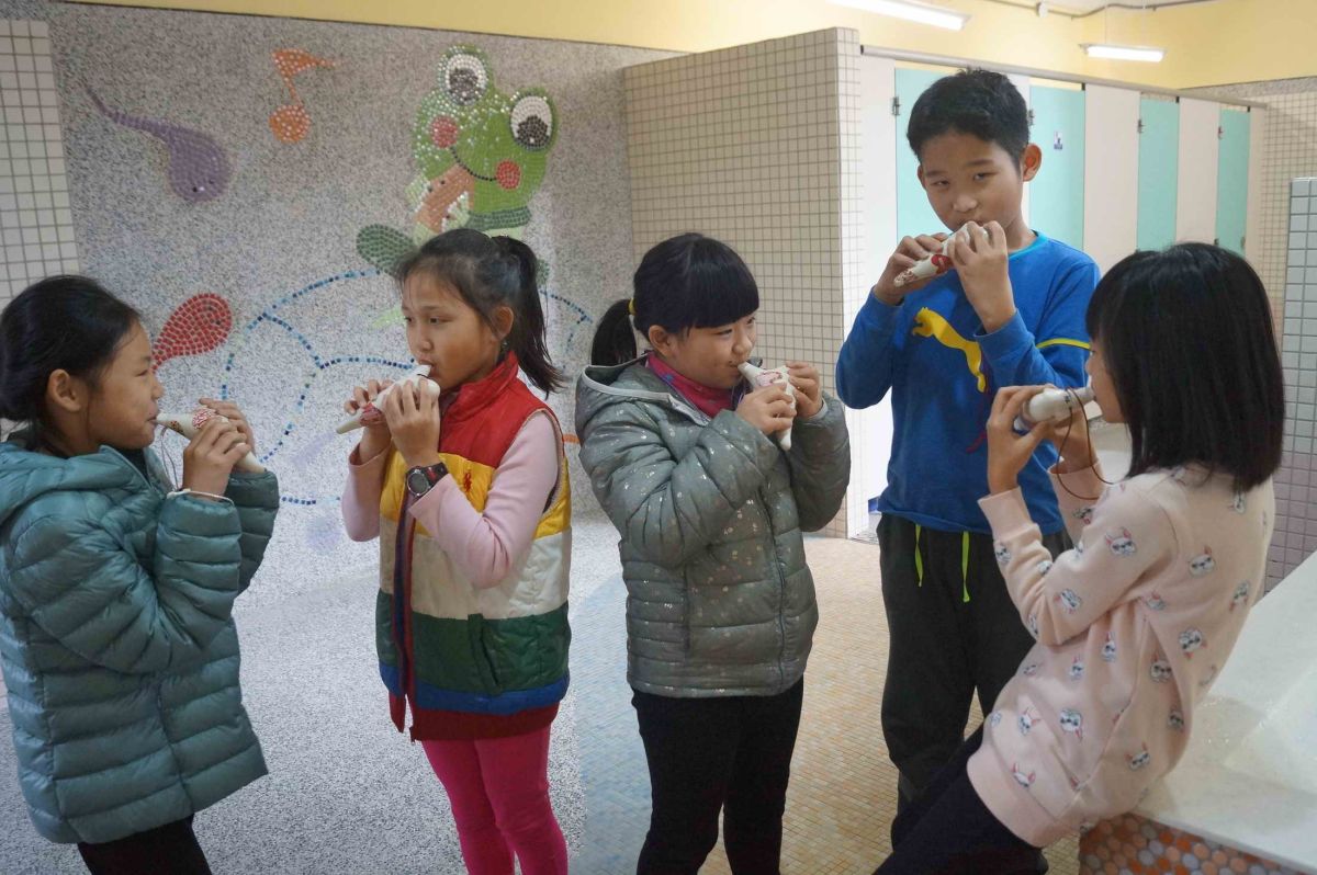 ▲三峽區安溪國小嶄新的「蛙寶廁所」，融入學校主題課程及環境生態議題的新景點，儼然成了社區拍照的新景點。（圖／安溪國小提供）