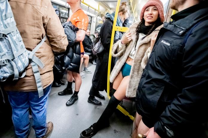 一年一度「地鐵無褲日」登場，許多民眾為響應活動，在低溫中穿著內褲坐地鐵。（圖／美聯社／達志影像）