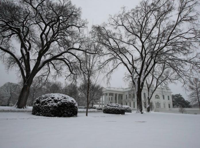 受到冷空氣影響，美國許多地區近日下起大雪，導致陸空交通大打結。（圖／翻攝網路）