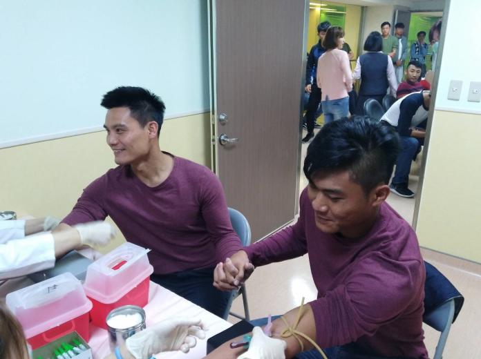 中華職棒／抽血和楊達翔穿情侶裝　王勝偉：我們婚前健檢
