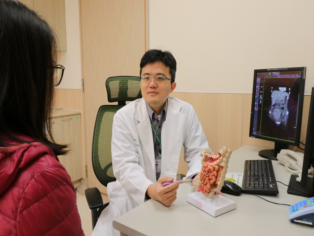 ▲醫師江驊哲透過「經肛門微創手術」挖除肛門口腫瘤及電化療後，成功保肛 (圖／林重鎣攝2019.1.15)