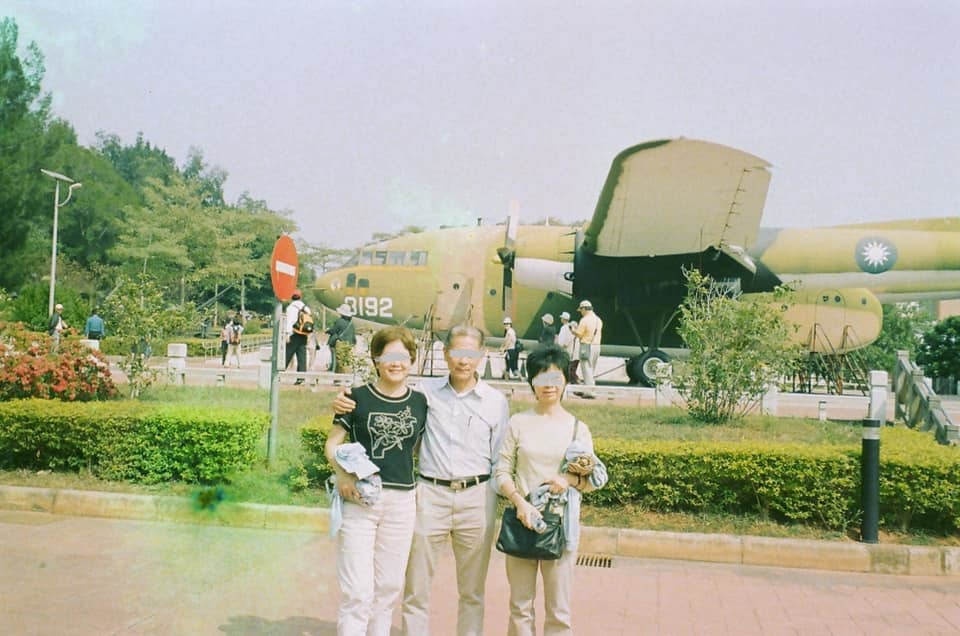 ▲多年前的相片洗出後，靠著網友的力量在一天內找到影中人。(圖 / 翻攝自臉書「爆料公社」)