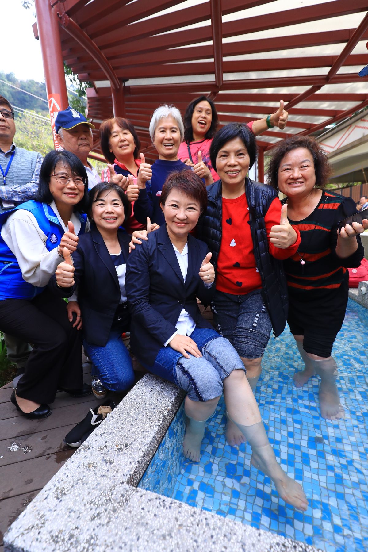 ▲市長盧秀燕行銷谷關觀光資源，捲起褲管體驗溫泉泡腳 (圖／柳榮俊翻攝2019.1.15)