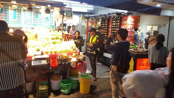 ▲士林夜市再度傳出天價水果坑殺外籍遊客，台北市政府今（ 15 ）日晚間將前往進行聯合稽查。（圖／台北市市場處）