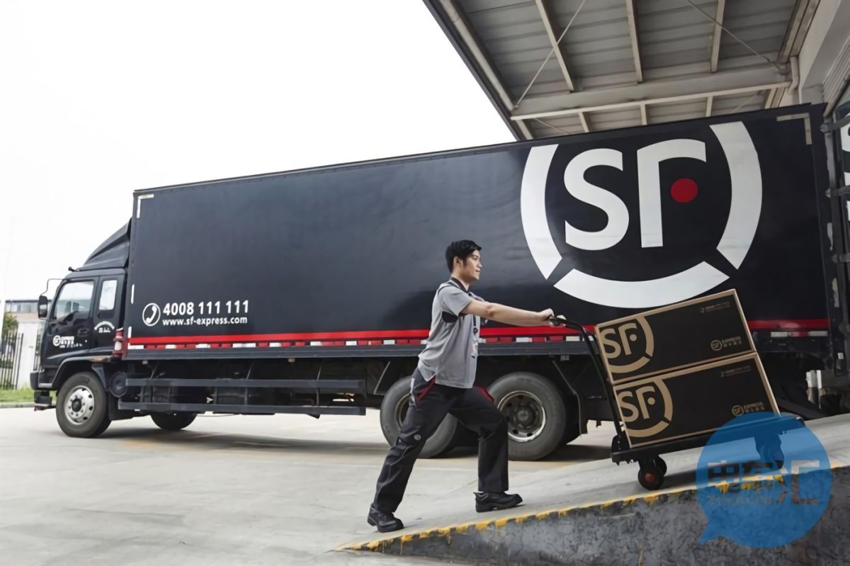 ▲香港專欄作家梁文道上周在台北寄書回香港，卻遭順風快遞拒送。 (圖 / 翻攝自網路)