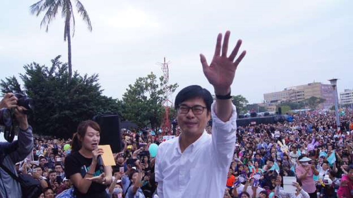 ▲地表最暖男網紅陳其邁轉換身分，成為行政院副院長，陳其邁在《NOWnews今日新聞》「小玉巷仔內」受訪時表示，市政是一棒接著一棒，他希望韓國瑜趕快把政見盤點一下，只要對高雄有幫助的，中央一定會支持。(圖／記者郭凱杰翻攝，2018.12.17)