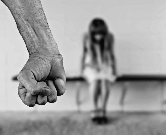 ▲根據「張老師」基金會調查，家暴施暴者平均年齡有下降趨勢。（圖／pixabay）