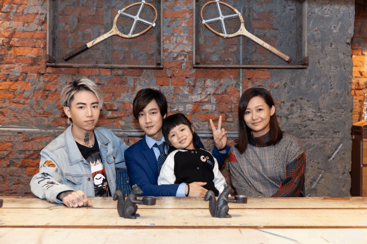 ▲謝和弦（左一）與「那對夫妻」爸爸Kim合唱，以及拍攝MV。（圖／華納音樂提供）
