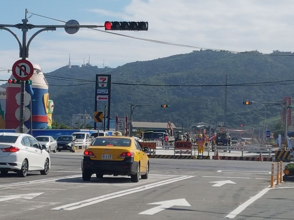 ▲施工中的蘇澳海山西路，目前僅剩一線車道。（圖／記者李清貴攝,2019.1.16)