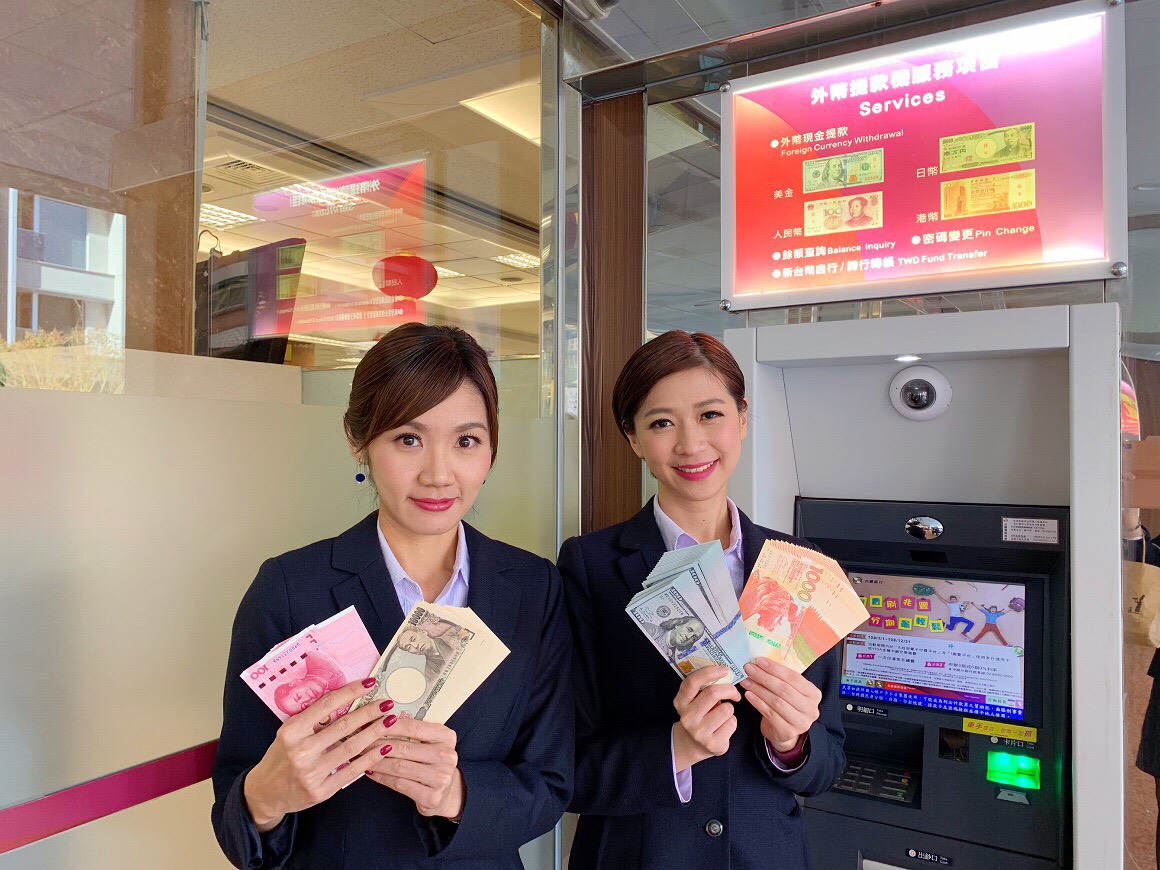 ▲為讓民眾可以快速提領外幣，國內不少銀行都有設置「外幣ATM」，服務對象不限台新客戶，且24小時不打烊。（圖／兆豐銀行提供）
