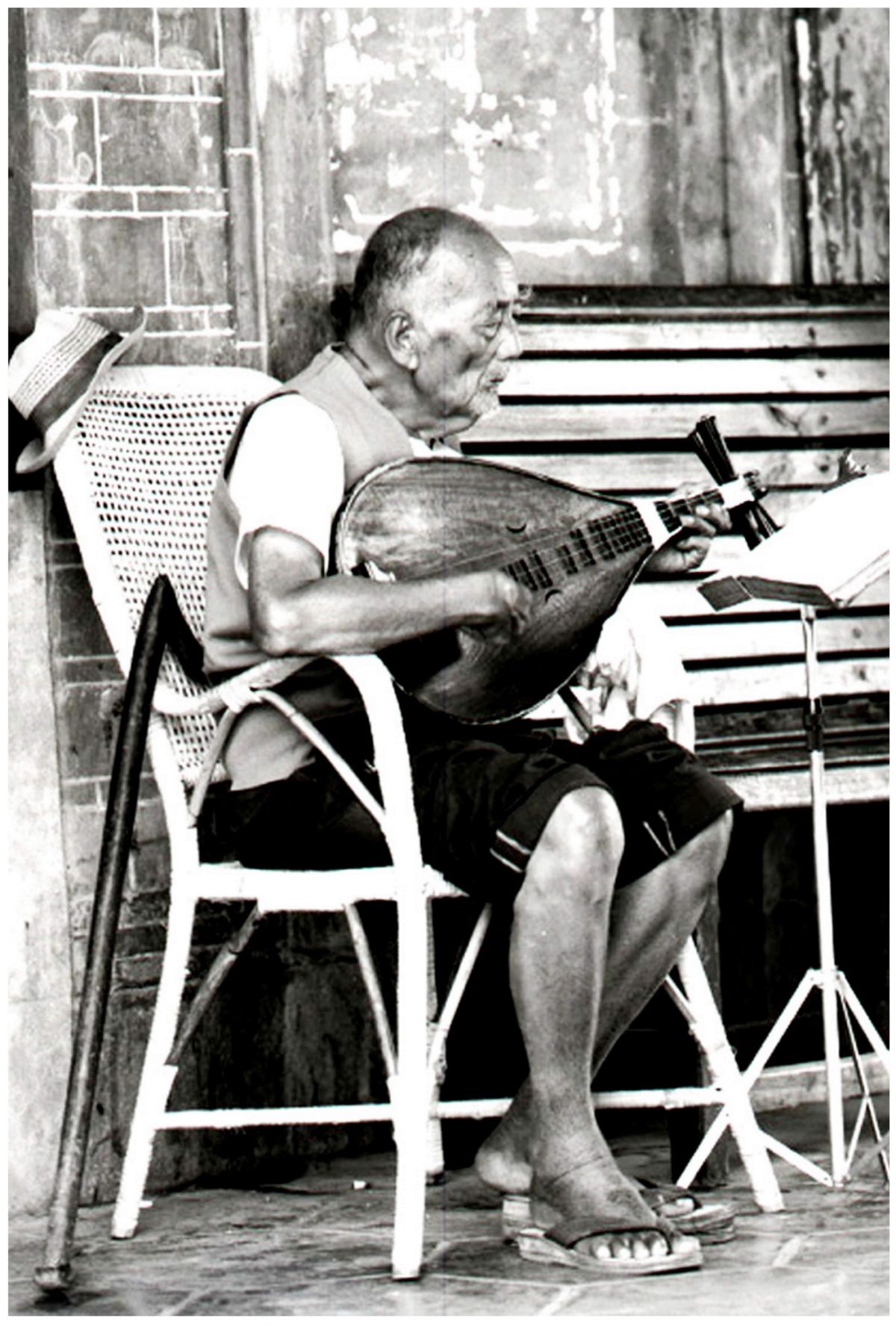 ▲用老照片來為鹿港寫歷史！鹿港攝影師鐘清溪在鹿港公會堂舉辦攝影50週年展，展出鹿港老照片。（圖／記者陳雅芳攝，2019.01.16）