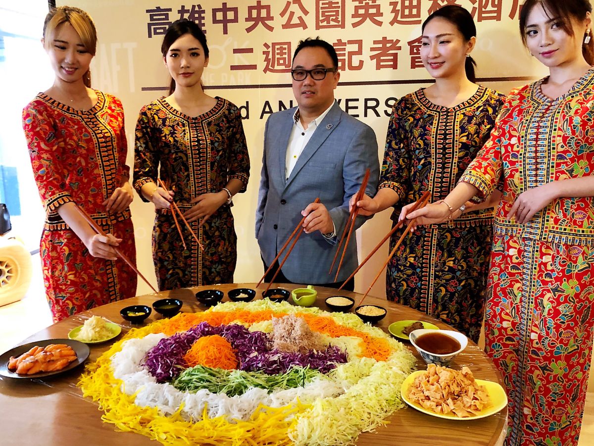 ▲業者推出新加坡華人過年求財求好運的「發財撈魚生」。（圖／記者陳美嘉攝）