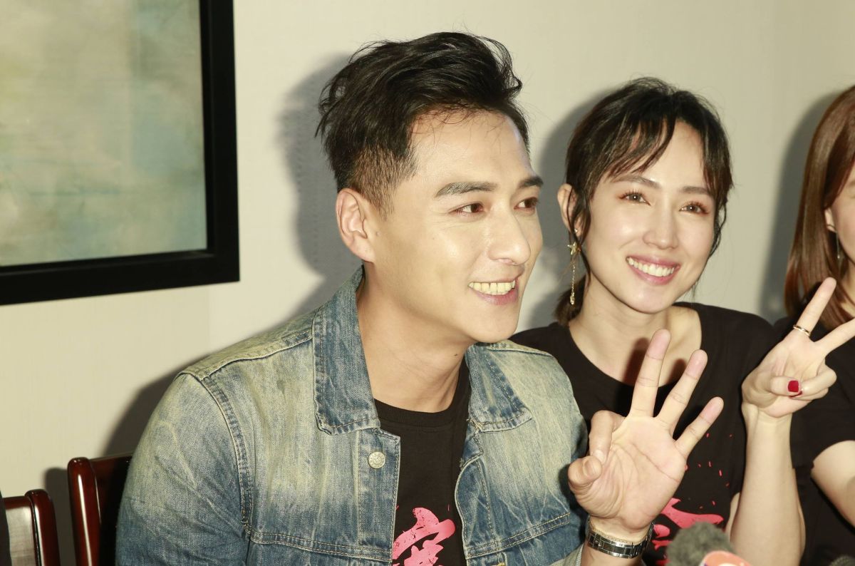 ▲鄭人碩（左）和小薰被拱坐在一起。（圖／記者林柏年攝）