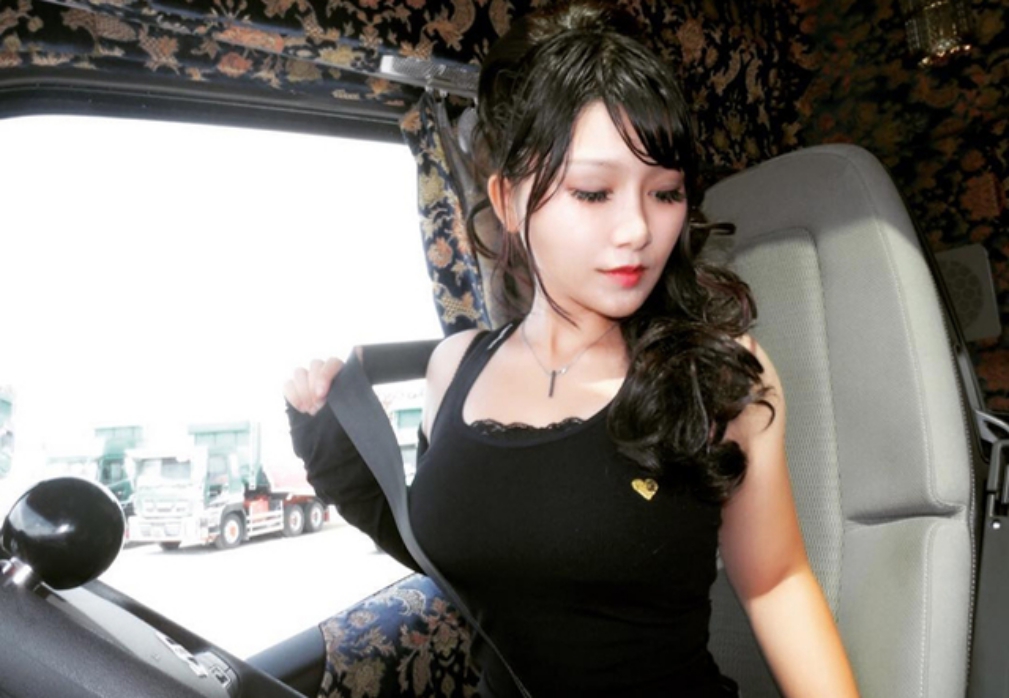 來自日本高知縣的卡車司機RINO，擁有豪乳水蛇腰的迷人身材。（圖／翻攝RINO IG）