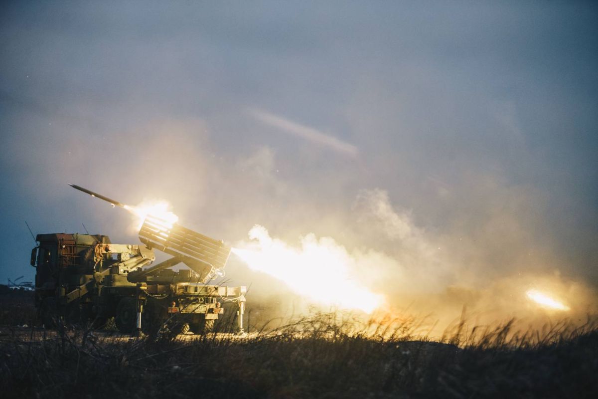 ▲陸軍十軍團1月17日在台中地區舉行「聯合反登陸作戰」實彈操演，雷霆2000多管火箭首度在台灣本島公開射擊。（圖／國防部提供, 2019.1.17）