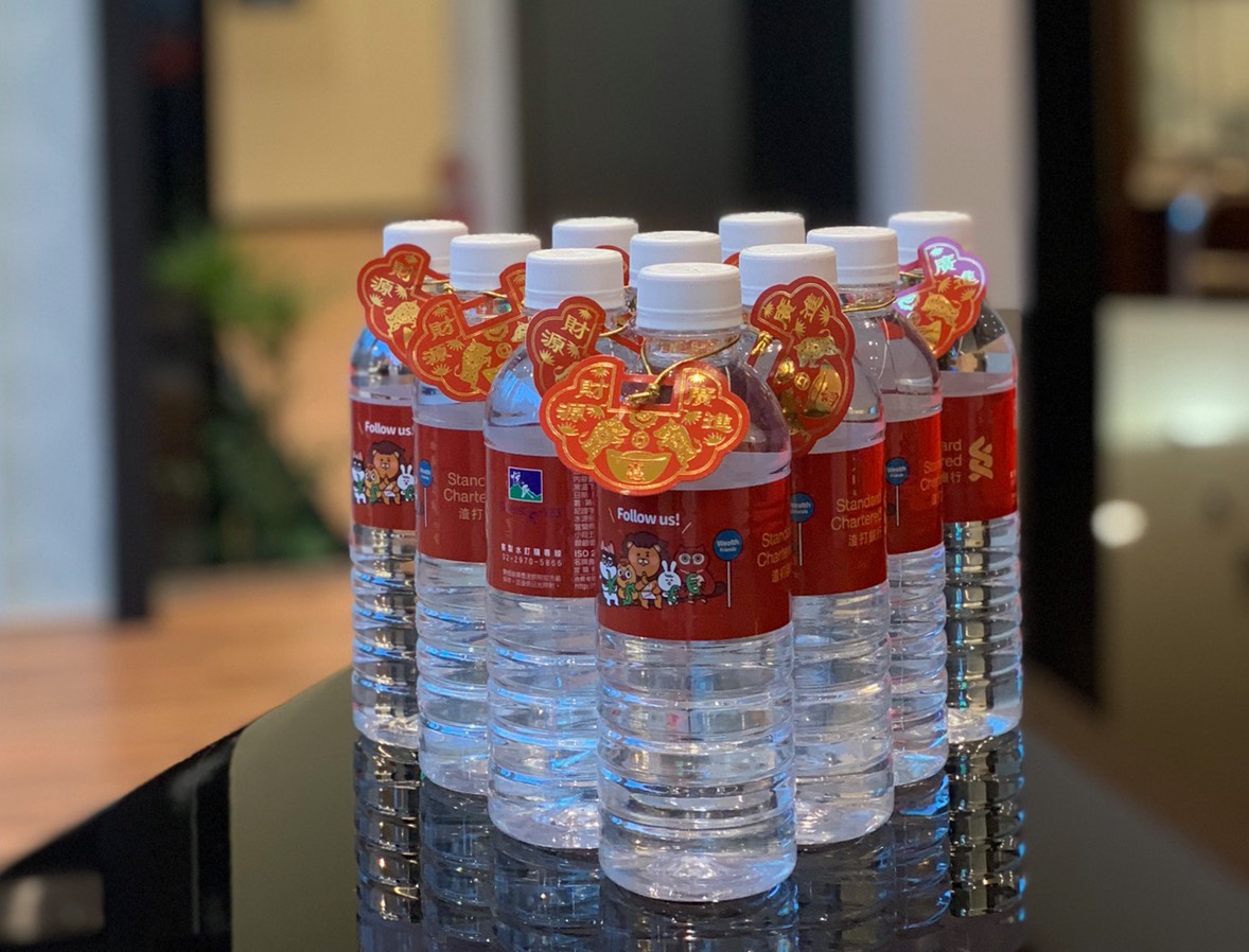 ▲銀行水可聚財？為迎接金豬年到來，銀行也會限量發放財發水、開運金，有些銀行還會把水事先擺放金庫中會吸取財氣。（圖／渣打銀行提供）