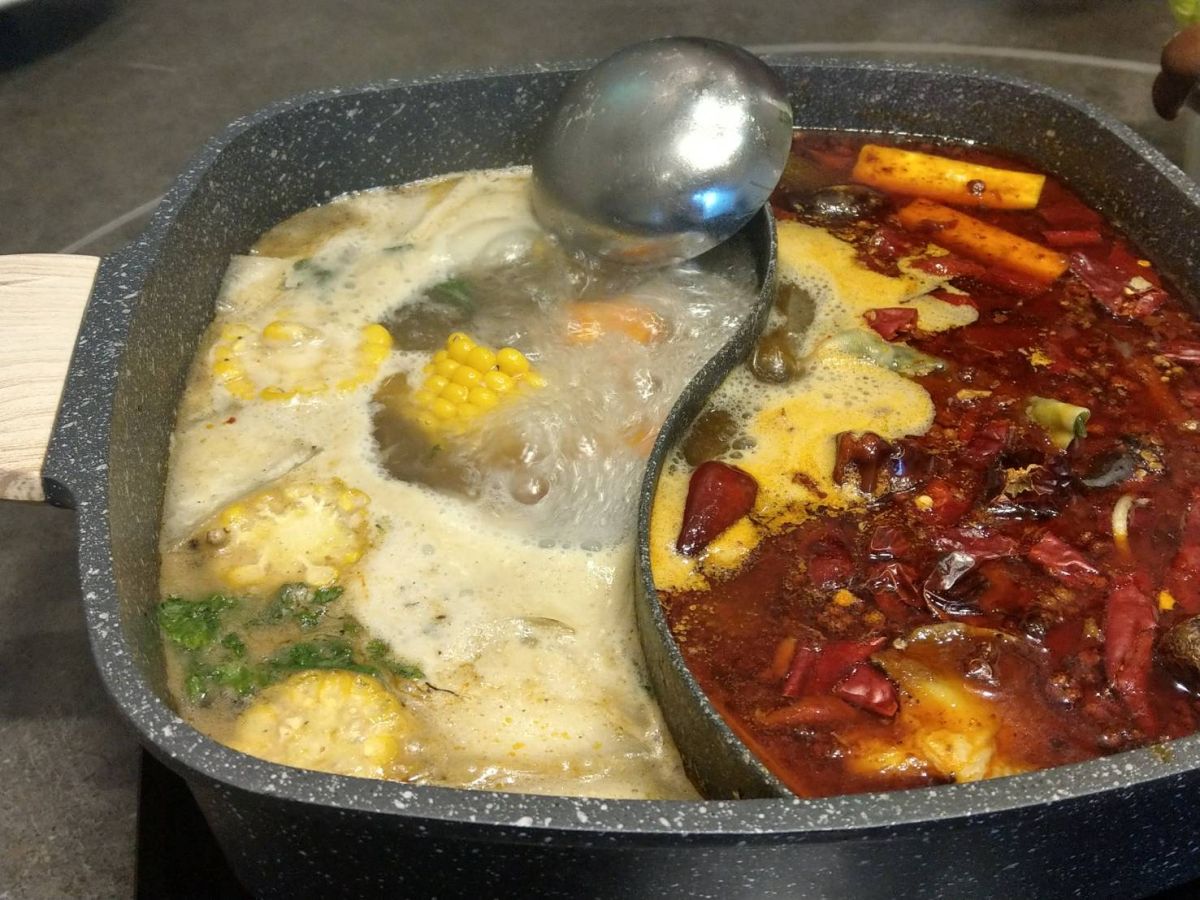 素火鍋也分為紅白湯底，讓消費者可以自由選擇。（圖／記者陳俐穎攝）