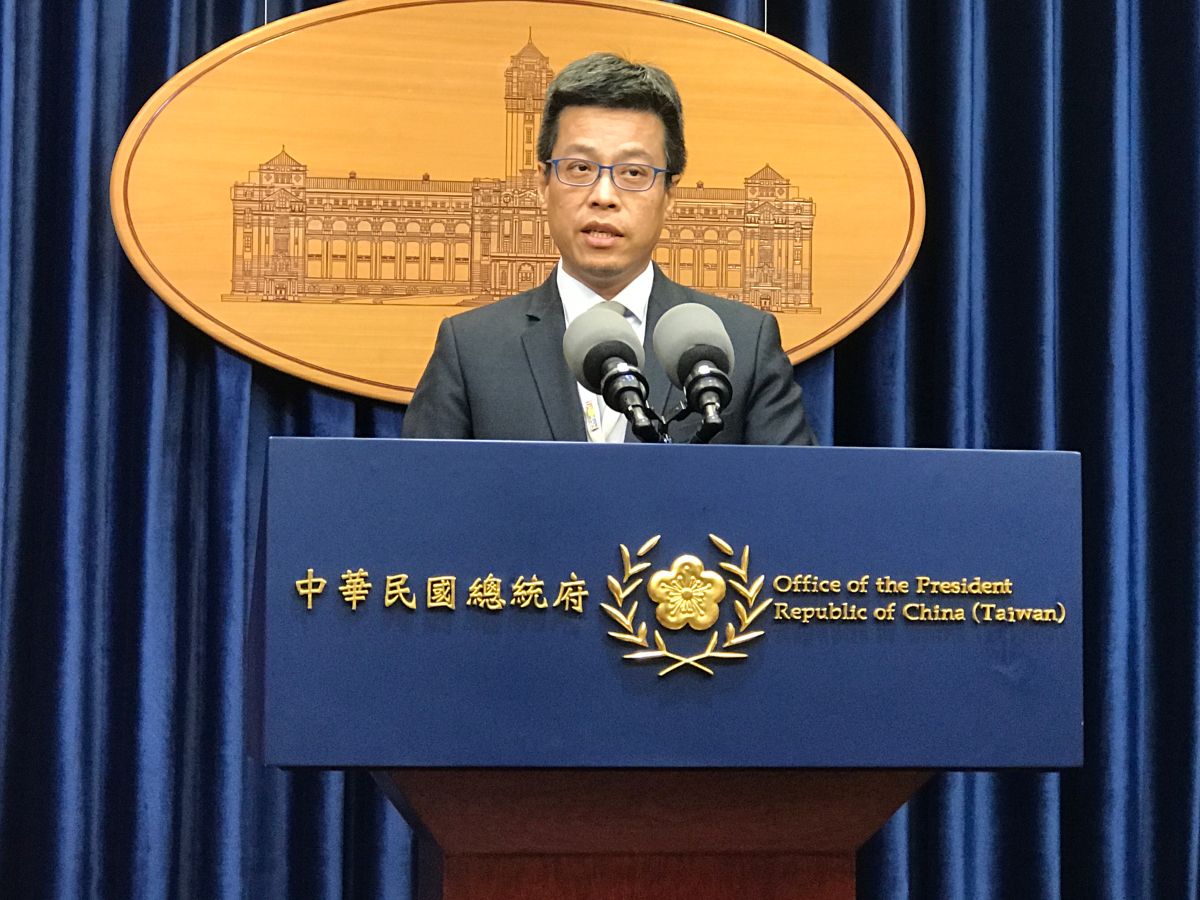 總統府發言人黃重諺譴責港媒跟監台灣記者，製造假新聞的行為。（圖／記者王鼎鈞攝,2019.1.17）