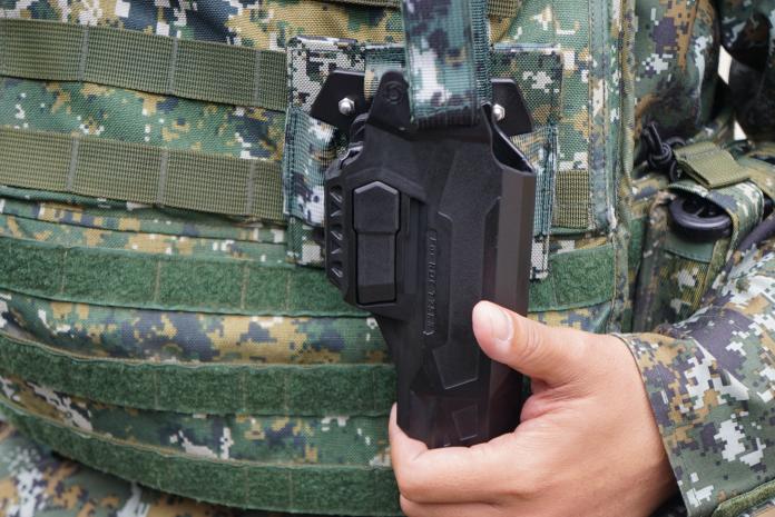 ▲國軍新配發的T75K3手槍，更仿效警方採購防搶槍套，讓官兵執勤時能更加安心。（圖／記者呂炯昌攝,