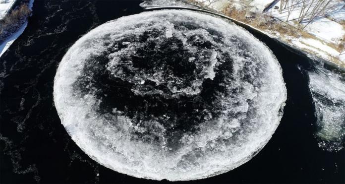 美國緬因州韋斯保克市（Westbrook）一道河流，近日出現一個罕見的巨大圓形冰盤，引起熱議。（圖／翻攝www.westbrookmaine.com）