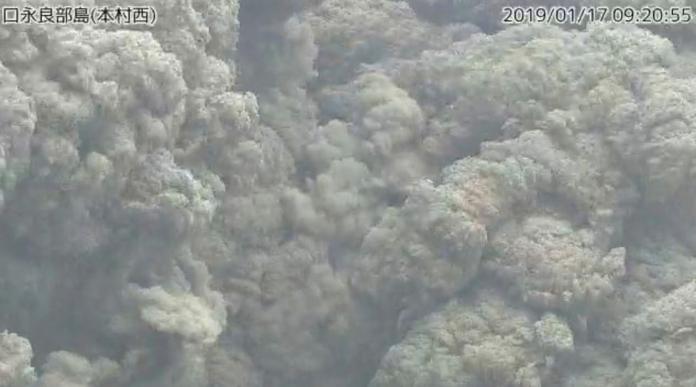 日本九州鹿兒島縣的口永良部島今天（17日）上午火山爆發。（圖／美聯社／達志影像）