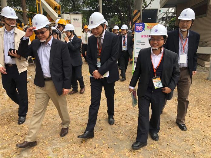 ▲台灣電力公司董事長楊偉甫(左2)巡視技能競賽場地。(圖/記者黃守作攝,2019.01.17)