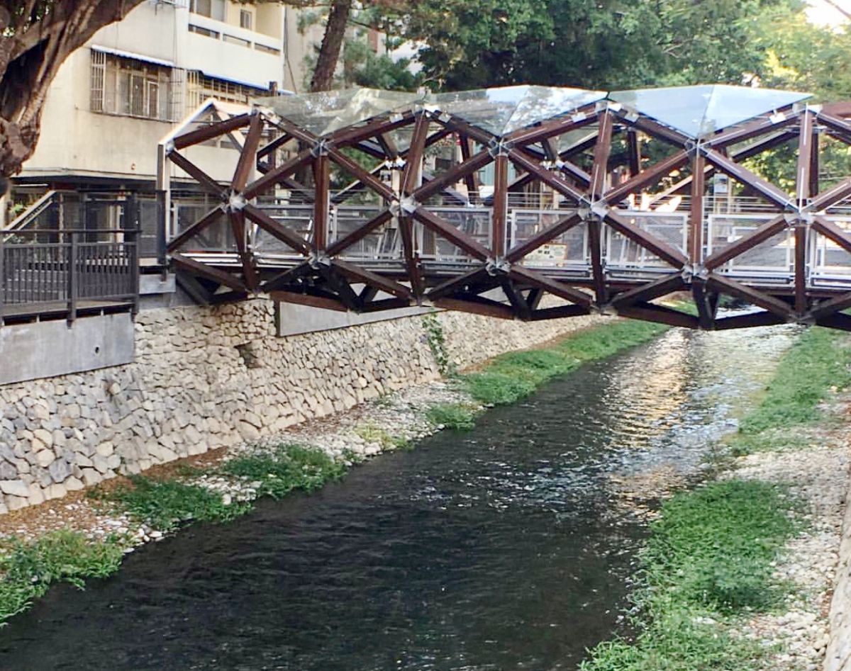 ▲台中南區書屋橋造型特殊成熱門景點（圖/網友ayumilin2121授權提供）