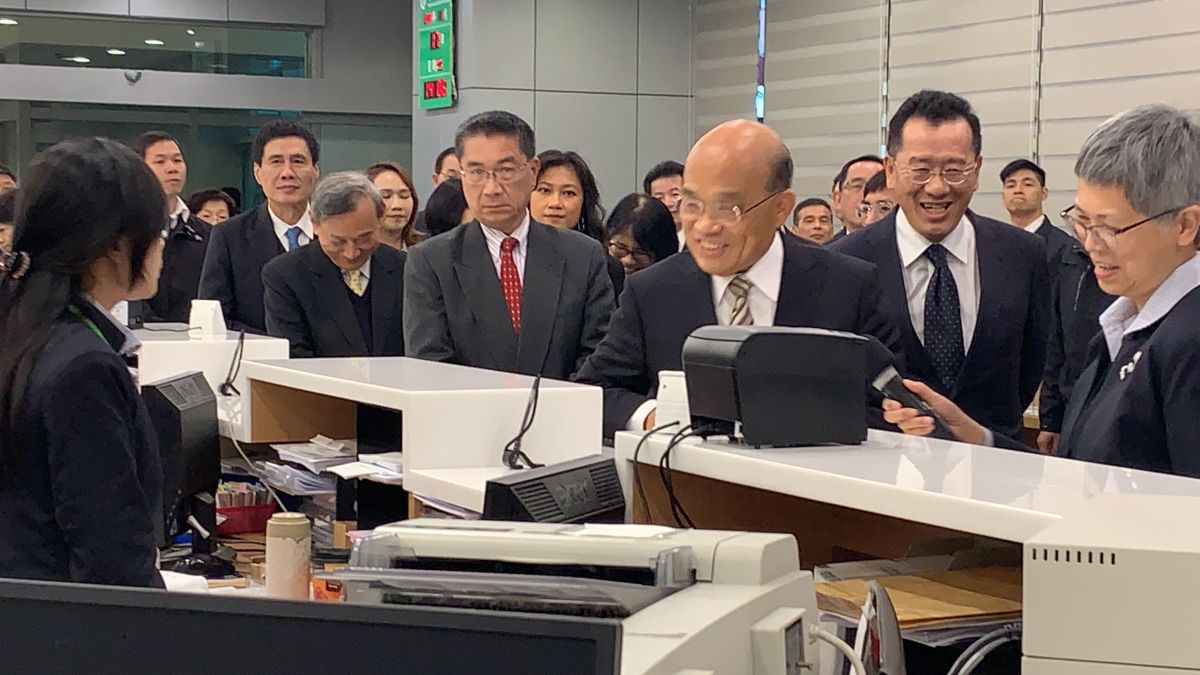 ▲洗錢防制引民怨，行政院長蘇貞昌2019年1月17日在金管會主委顧立雄、財政部蘇建榮防同下，赴合作金庫銀行視察。（圖／記者顏真真攝，2019.1.17）